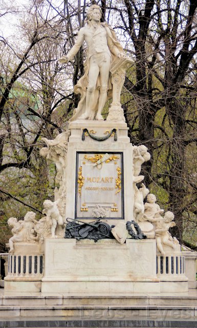 IMGP0265.JPG - 18 - Skulptur von Wolfgang-Amadeus Mozart